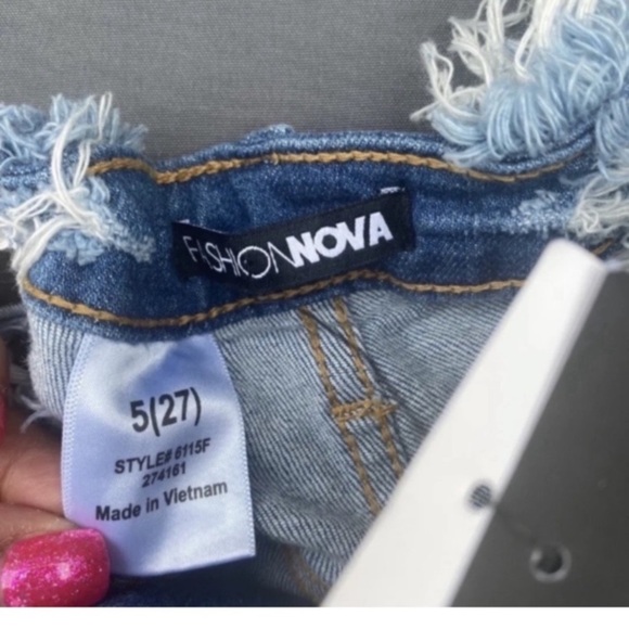 Fashion Nova Women's / Juniors Size 5/27 Yes Now Distressed Bermuda Shorts - Picture 9 of 9